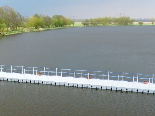 schwimmende Behelfsbrücke